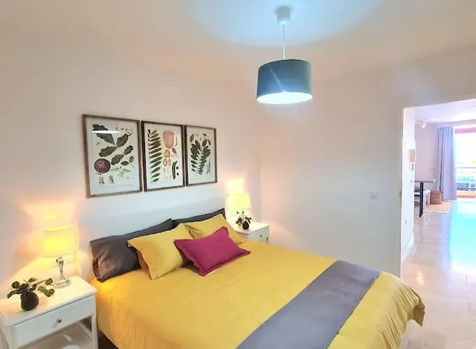 Sunny Ocean View Palm-mar